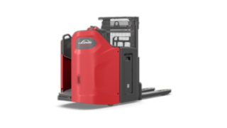 La Linde D12 HP SP, operatorul stă ușor întors la un unghi de 45 de grade față de furci.