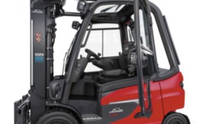 Compartimentul operatorului la stivuitoarelor electrice Linde E35 - E50.