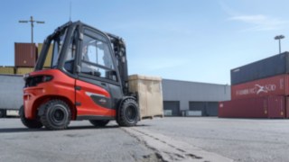 Stivuitorul electric X30 de la Linde utilizat în exterior.