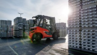 Un stivuitor diesel Linde transportă mărfuri în incinta fabricii unui furnizor de automobile. Un stivuitor diesel Linde transportă mărfuri în incinta fabricii unui furnizor de automobile.