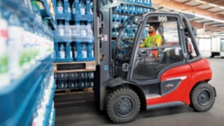 Stivuitorul cu motor cu combustie internă H35 de la Linde Material Handling utilizat în depozit.
