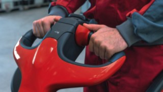 Manevrarea unui transpalet pentru înălțimi mari de ridicare, de la Linde Material Handling