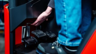 Stivuitoare cu catarg retractabil de la Linde MH cu suport al pedalelor reglabil pe înălțime