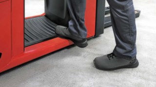 Selector de comenzi cu platformă pentru operator purtat, cu amortizare pneumatică