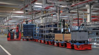 Alimentarea liniei de asamblare prin intermediul trenului logistic LT10 WX de la Linde Material Handling