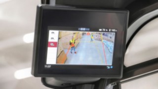 Afișajul de la Linde Reverse Assist Camera produsă de Linde MH arată zona din spatele stivuitorului.