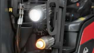 Două lămpi în partea din față a stivuitorului electric, cu protecție împotriva exploziilor, E14, de la Linde MH