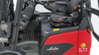 Vedere din interior a stivuitorului electric, cu protecție împotriva exploziilor, de la Linde MH