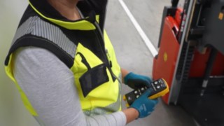 O angajată operează de la distanță transpaletul pentru înălțimi mari de ridicare L03 EX, de la Linde Material Handling, prevăzut cu protecție împotriva exploziilor.