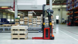 Un L-MATIC HD k de la Linde Material Handling la recepția mărfurilor în depozit.