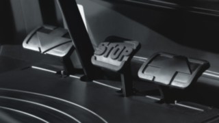 Comanda pedalei duble asigură un control precis și sensibil al stivuitorului, cu un efort minim din partea operatorului Trei pedale: Pe pedala stângă este marcată o săgeată înapoi, pe pedala dreaptă o săgeată înainte, iar în mijloc este marcat textul „Stop”
