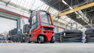 Stivuitorul electric E30, de la Linde Material Handling, în utilizare