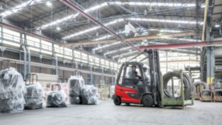 Stivuitorul electric E30, de la Linde Material Handling, în utilizare