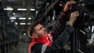 Tehnicianul de service Linde montează o soluție de iluminat