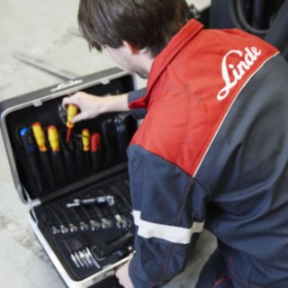 Tehnician de service, de la Linde Material Handling, cu geanta de unelte Tehnician de service, de la Linde Material Handling, cu geanta de unelte