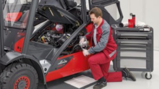 Tehnicianul de service Linde schimbă filtrul de ulei Tehnicianul de service Linde schimbă filtrul de ulei