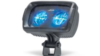 Linde Blue Spot proiectează pe sol un punct de lumină albastră, în direcția de deplasare, și avertizează pietonii și echipamentele care se apropie de utilaj. Prim-plan al sistemului Linde Blue Spot