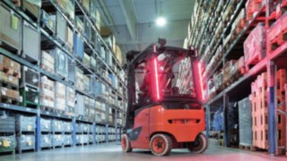 Conceptele de iluminat inovatoare Linde VertiLight și Linde LED Stripes, de la Linde Material Handling, creează în mod fiabil mai multă siguranță în depozit.