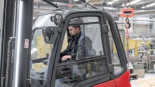 La Linde Material Handling, oamenii și tehnologia sunt mereu în armonie. Stivuitorul electric Linde E30 în utilizare.