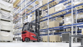Un stivuitor electric Linde E30 în timpul depozitării și preluării la raft