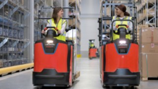 Două angajate manipulează într-un depozit selectoarele de comenzi din seria N20, de la Linde Material Handling.