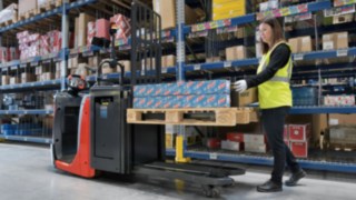 Selector de comenzi din seria Linde N16 Li, N20 echipat cu funcția de ridicare automată Funcția de ridicare automată prezentă la seria de selectoare Linde N16 Li, N20 coboară automat furcile, proporțional cu creșterea înălțimii încărcăturii.