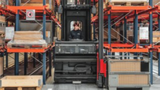Stivuitor Linde pentru culoare foarte înguste Stivuitor Linde pentru culoare foarte înguste, cu operator