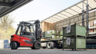 Un stivuitor electric Linde X35 la descărcarea unui camion