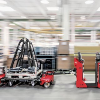 Stivuitoare autonome utilizate într-un depozit Stivuitoare autonome utilizate într-un depozit