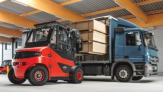 Aplicația Linde Truck Call simplifică atribuirea comenzilor de transport. Stivuitor în timpul operațiunii de descărcare a unui tir