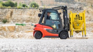 Transmisia hidrostatică de la Linde Material Handling permite demararea lină, schimbările rapide ale direcției și manevre precise în cel mai îngust spațiu. Stivuitor diesel de la Linde Material Handling în utilizare