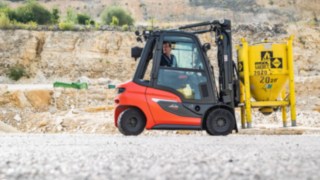 Stivuitorul cu motor cu combustie internă H25, de la Linde Material Handling, în utilizare în exterior