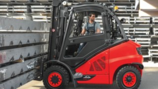 Motostivuitor Linde în operare Motostivuitor Linde în operare