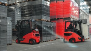 Stivuitor Linde cu iluminare cu LED-uri Stivuitorul Linde cu iluminare cu LED-uri se deplasează în depozit, cu sarcină