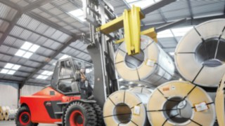 Stivuitor de la Linde Material Handling, în utilizare Un stivuitor de la Linde Material Handling transportă mărfuri.