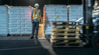 Cabina protejează operatorul și oferă o vizibilitate optimă asupra sarcinii și împrejurimilor, datorită plafonului său din sticlă armată și a ușilor mari din sticlă. Cabina completă a unui stivuitor diesel de la Linde Material Handling