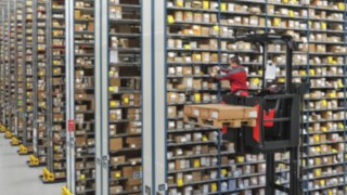 Picking ergonomic în depozite cu rafturi înalte, utilizând echipamentul Linde V Modular. Picking ergonomic în depozite cu rafturi înalte, utilizând echipamentul Linde V Modular.