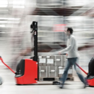 Transpalet pentru înălțimi mari de ridicare, de la Linde Material Handling, încărcat cu marfă Transpalet pentru înălțimi mari de ridicare, de la Linde Material Handling, încărcat cu marfă