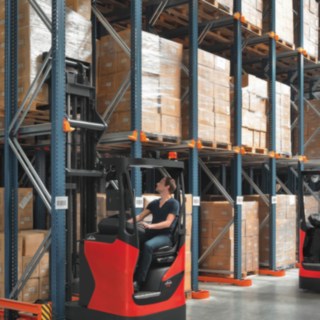 Diferite sisteme de asistență fac utilizarea stivuitoarelor Linde cu catarg retractabil mai eficientă și mai sigură. Două stivuitoare Linde cu catarg retractabil în utilizare la un raft.