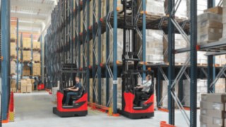 Stivuitoarele Linde R14 – R17 X cu catarg retractabil, într-un depozit cu rafturi înalte Stivuitoarele Linde R14 – R17 X cu catarg retractabil, într-un depozit cu rafturi înalte