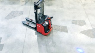 Transpalet refabricat pentru ridicare la înălțimi mari, de la Linde Material Handling, în depozit