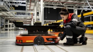 O tehniciană de service de la Linde MH repară un C-MATIC