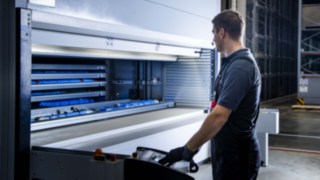 Un tehnician de service de la Linde MH operează depozitul automat pentru piese mici