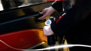 Stivuitor cu tehnologie cu pilă de combustie de la Linde Material Handling în timpul realimentării. 