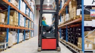 Conceptul de catarg de pe stivuitoarele cu catarg retractabil Linde R14 - R17 X oferă o vizibilitate deosebit de bună.