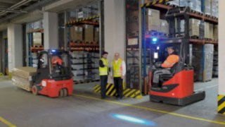 Pentru a elibera operatorii de stres, Linde a dezvoltat diverse sisteme de asistență digitală. Accidentele au loc adesea în zone înguste sau cu vizibilitate redusă.