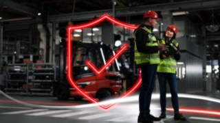 Consultanții în materie de siguranță ai Linde Material Handling la sediul clientului.