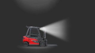 Un stivuitor electric de la Linde MH, echipat cu spoturi de lucru cu LED.
