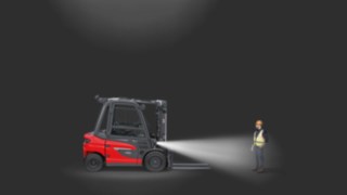 Spoturi de lucru fără pericol de orbire utilizate pe un stivuitor electric.