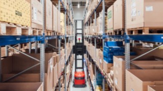 Stivuitor pentru culoare foarte înguste, de la Linde Material Handling, în utilizare.